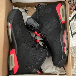 Jordan’s 6 Retro BG SIZE 6Y mint condition worn a few times.